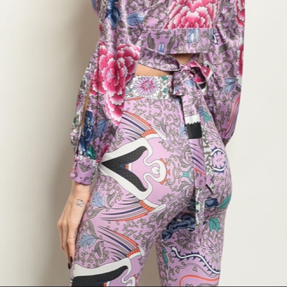 Lavender V-neck floral crop top + pants set, 🦄🔮 - Picture 7 of 8